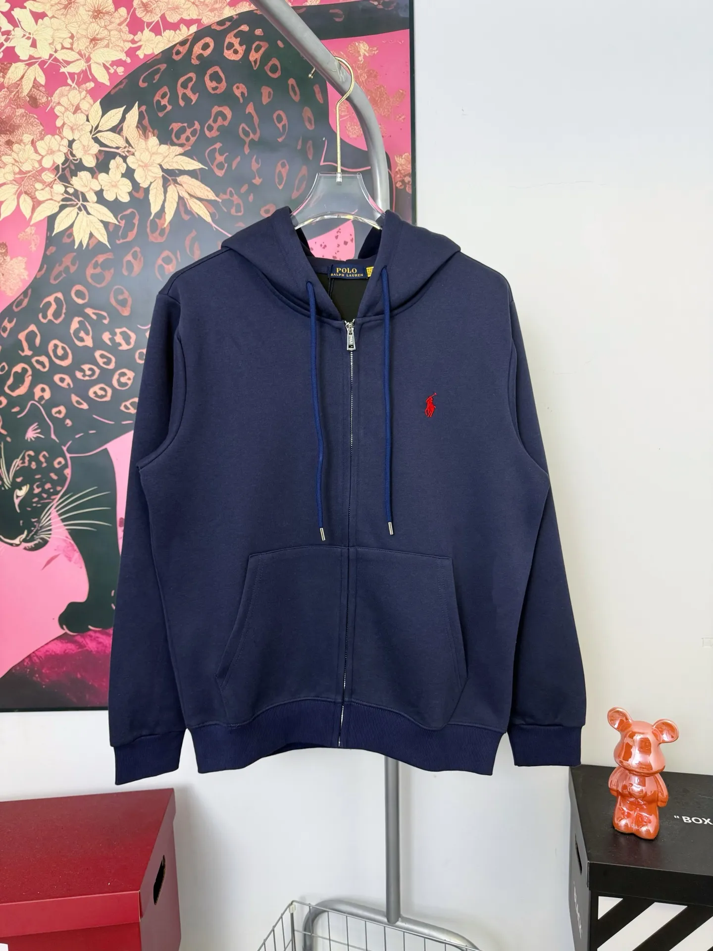 P250 Ralph small label embroidered hooded jacket, the same style at Ralph Lauren counters. It is made of high-gram composite fabric with hemmed strips. It has a very textured handle. It is three-dimensional and atmospheric. It is easy to wear in autumn and winter. It is simple and elegant. It adopts the os version. The upper body effect is very good. It is suitable for all body types. Soft and comfortable. Craftsmanship imported custom zippers➕Hardware and accessories are complete. The embroidery is full and three-dimensional. Perfect restoration of zp 2:1. Same style for men and women. Versatile and easy to wear. Size s m l xl color black navy